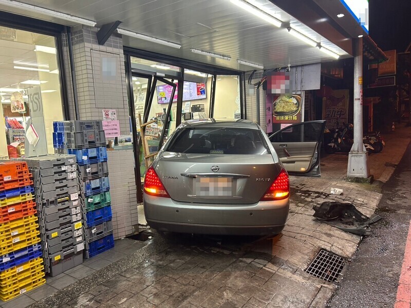 宜蘭轎車追撞他車再衝進對向超商 駕駛受傷送醫