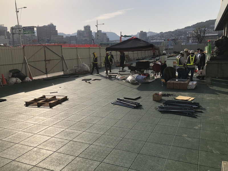 文化中心廣場鋪草皮供遊憩 民憂車流大孩童被撞