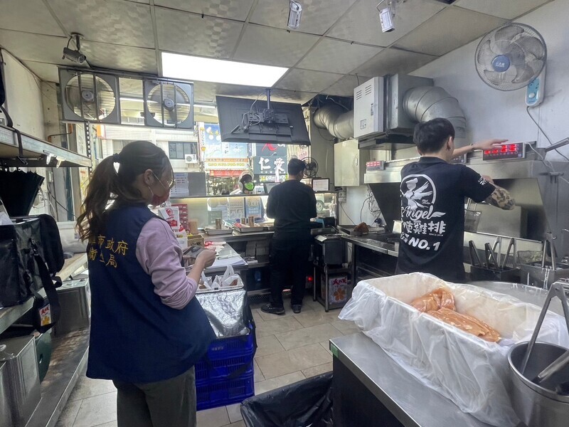 天使雞排使用過期醬料、香辣粉 高市開罰24萬
