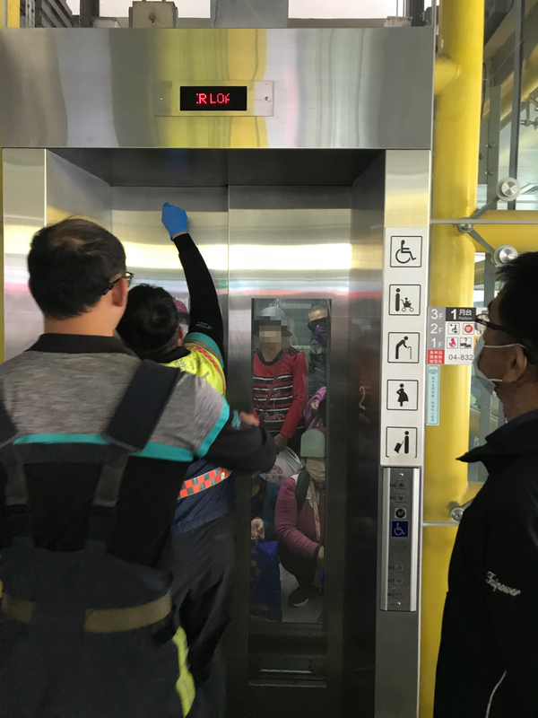 台鐵員林站月台電梯故障 8旅客受困40分鐘