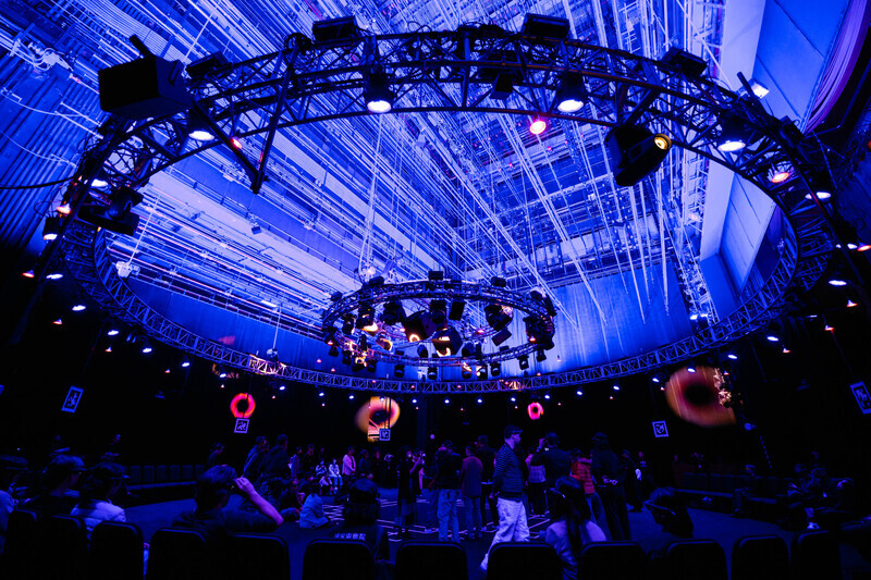 國家戲劇院舞台變身獨奏會 虛實間聽見坂本龍一