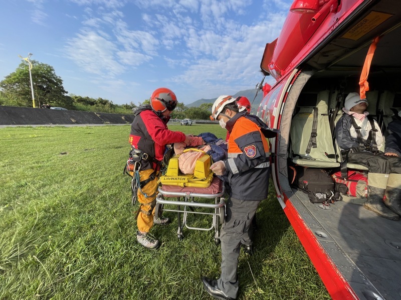 花蓮秀林國中登山隊伍遭落石砸傷 3學生吊掛下山