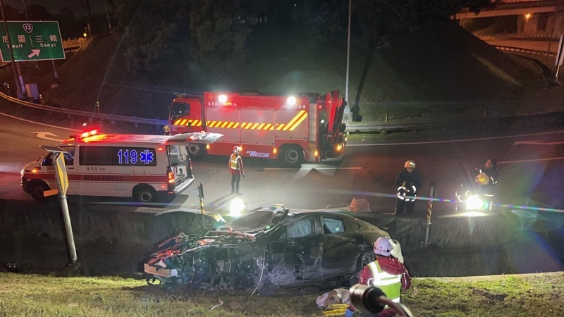 國1三義匝道保時捷衝出邊坡 駕駛昏迷送醫