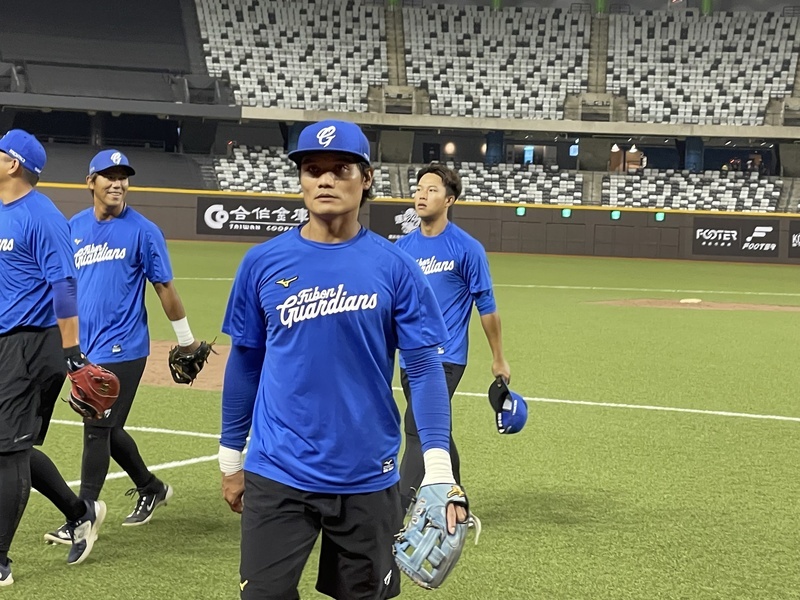 王勝偉開箱大巨蛋難掩興奮 笑稱在草皮滾了幾圈