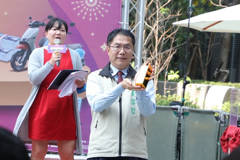 台南購物節壓軸抽獎 送出1公斤重金磚