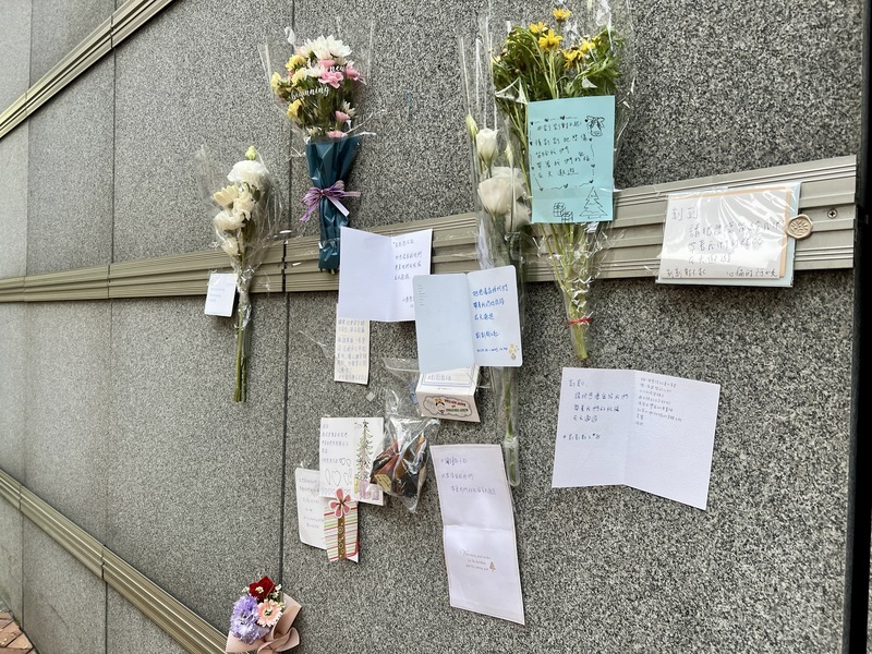 悼念男童疑遭虐死 家長發起雙北市府放卡片花束