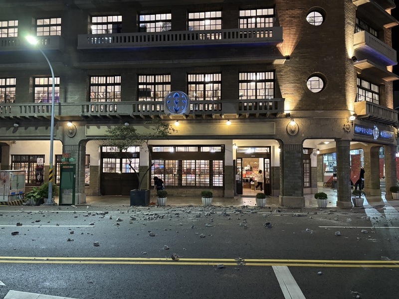 台南林百貨疑大量磁磚脫落 損及汽車無人受傷