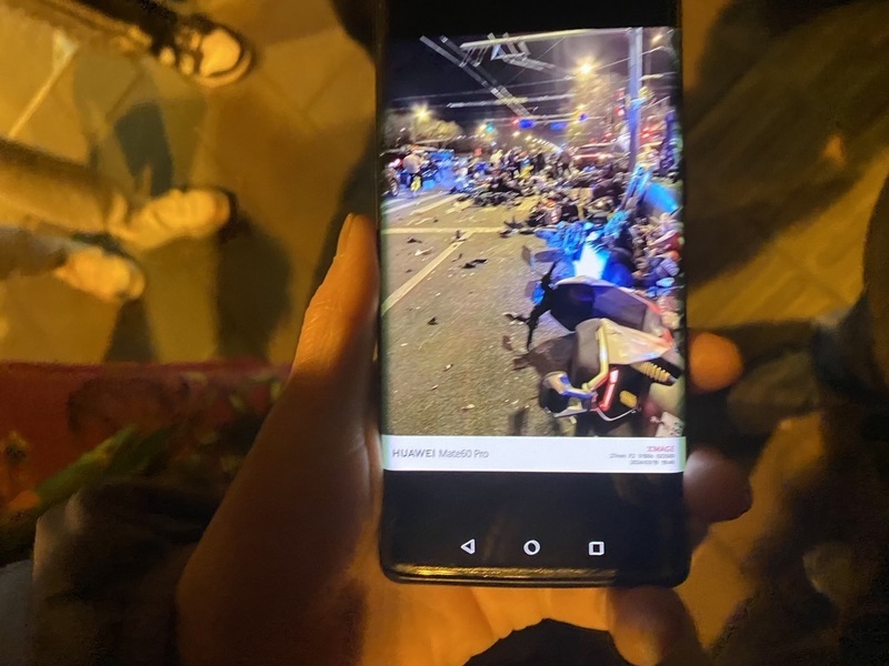 北京發生汽車衝撞機車及行人 現場民眾聚集未散