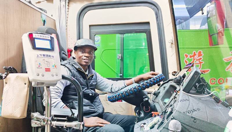 奈籍駕駛開國道客運當興趣 正職是出口汽機車零件