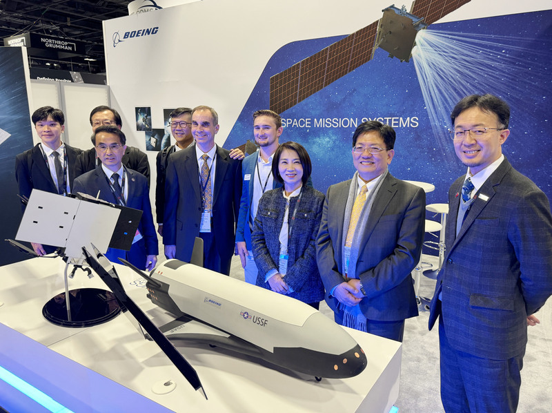 周春米訪全球最大太空衛星展 向國際業者招商