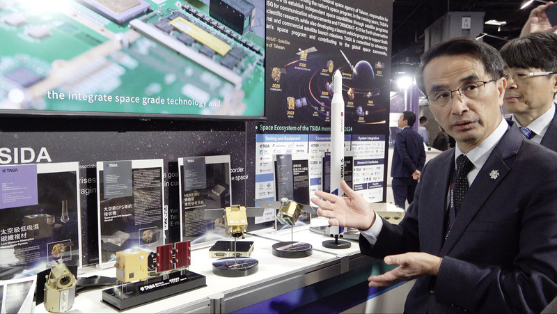台灣館插旗華府衛星展 太空中心領軍秀科技實力