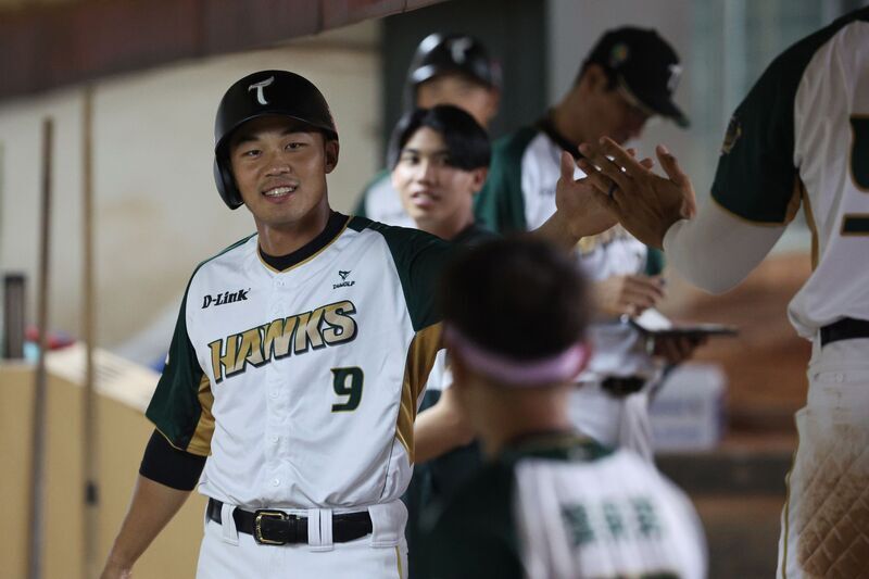 王柏融敲官辦熱身賽首安 雄鷹延長賽擊退桃猿