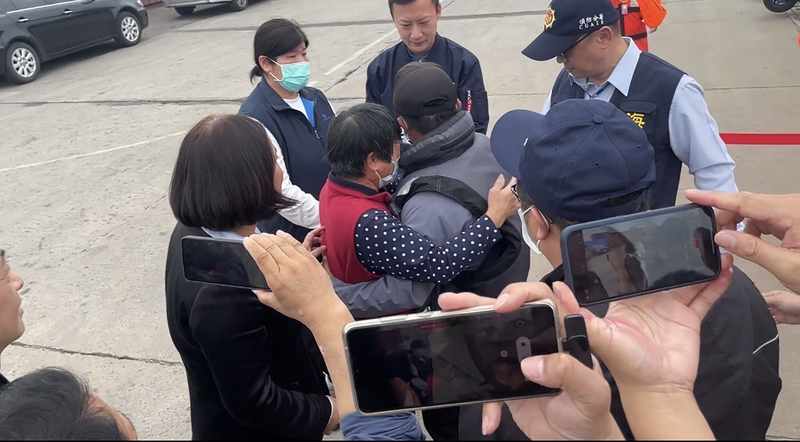 金門釣客迷航返抵料羅港 母子重逢激動相擁