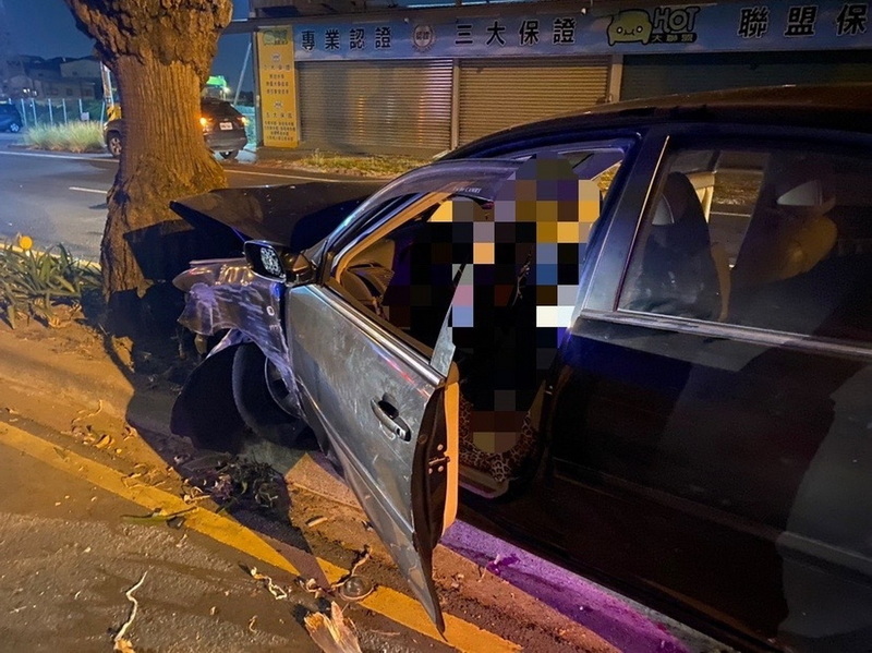 疑精神不濟自撞台18線分隔島 小客車駕駛身亡