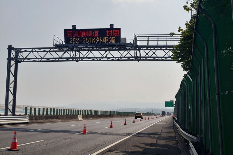 紫斑蝶每分鐘逾1000隻飛越林內 國3緊急封閉讓路