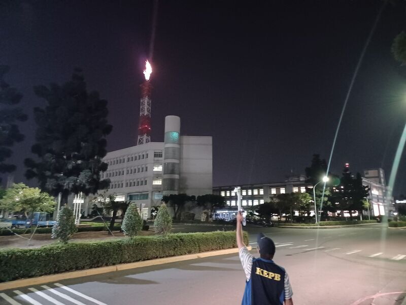 中油林園新三輕冒火光 環保局：啟爐不穩無污染