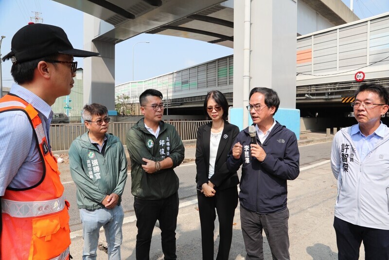 立委赴高雄遊覽車事故現場會勘 增設限高告示牌