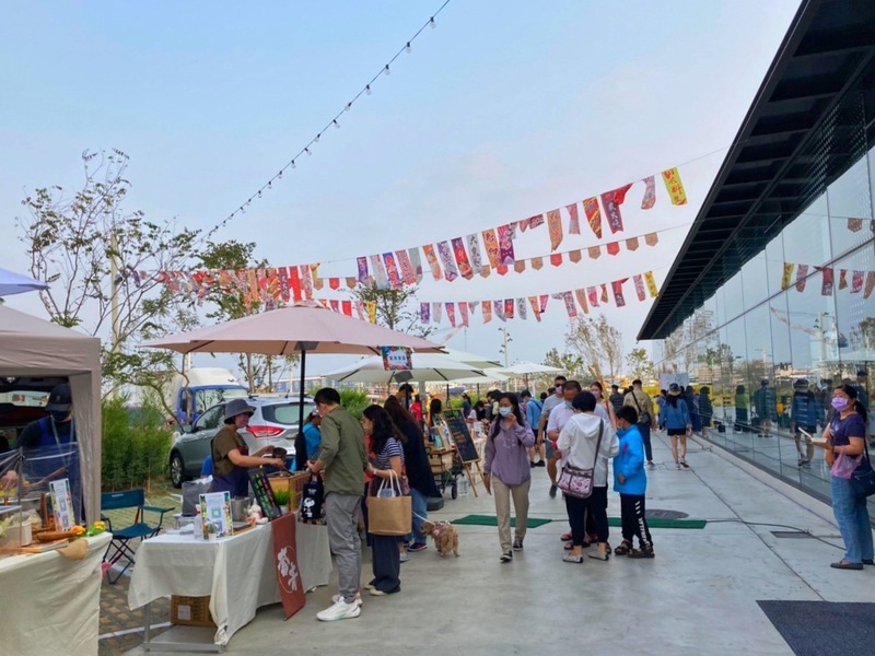 鼓山魚市場首場海味市集 台鋼雄鷹啦啦隊女孩同樂