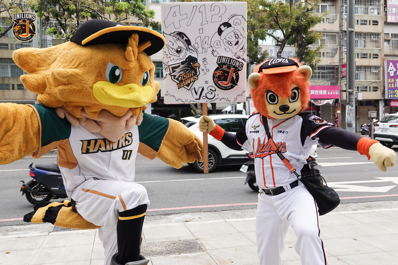 獅隊吉祥物現身高雄 與雄鷹一起經營南台灣市場