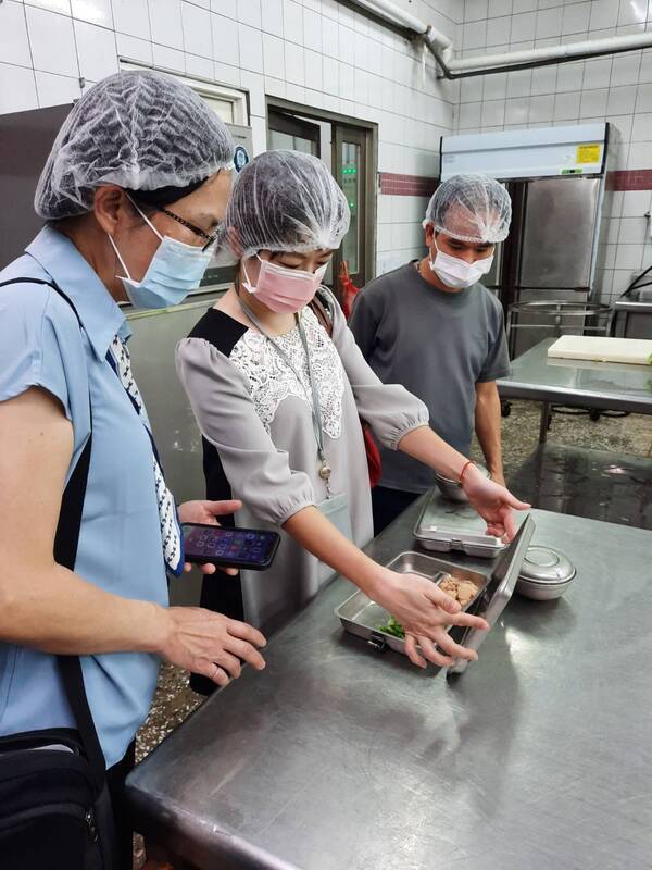 南澳師生營養午餐現菜蟲、塑膠片 宜縣府擬解約