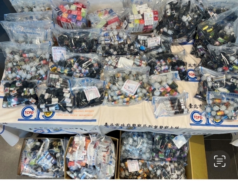 潮牌公仔店藏大批電子菸油 北市警逮老闆送辦