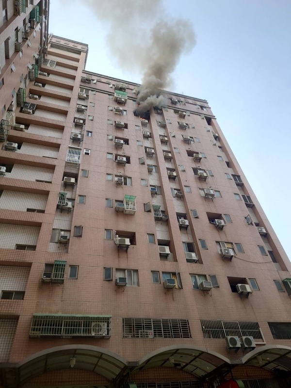 台中逢甲商圈住宅10樓火警 警消撲滅無人傷