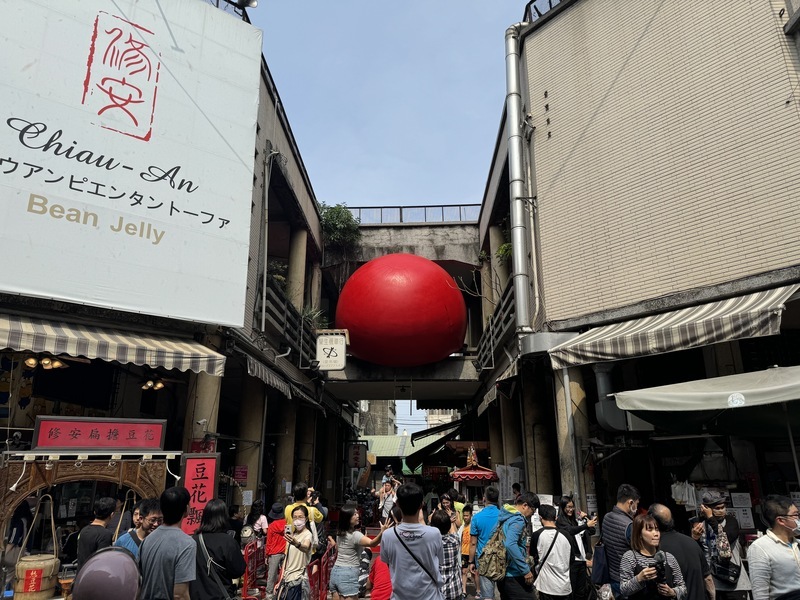 紅球計畫移展台南永樂市場 搶拍遊客、饕客擠爆