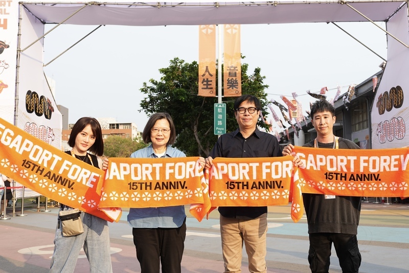 蔡總統現身大港開唱音樂祭 聽台語組曲忘情打節拍