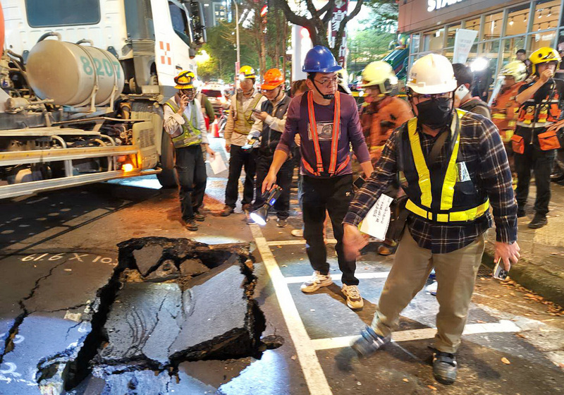 新北新店中興路水溝破損路面塌陷 回填3/31復原