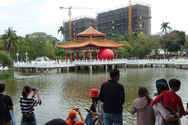 紅球計畫移展台南公園念慈亭 搭配水景視角多