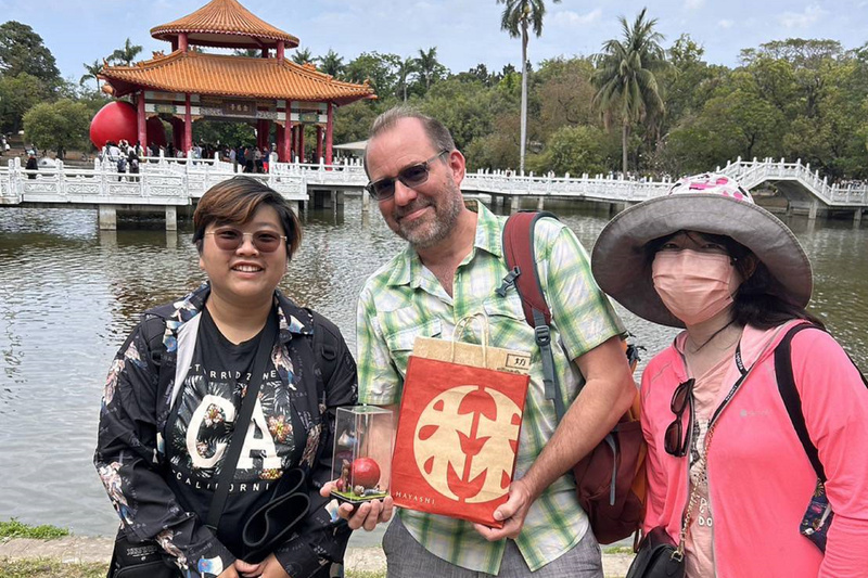 紅球台南掀熱潮 上班族自製迷你雕塑贈藝術家