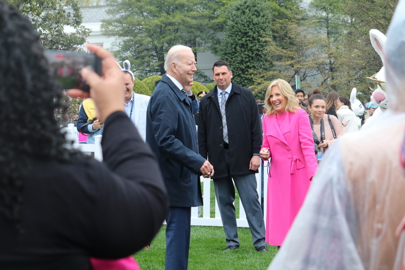 白宮草坪滾彩蛋慶祝復活節 拜登逗小孩零距離
