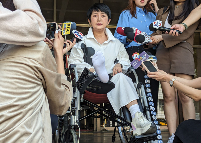 藝人周思潔出庭 控小蟲延宕出片又違約