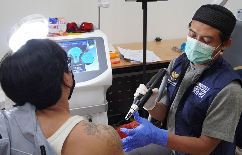 穆斯林齋戒月淨化身心 印尼為數百人免費除紋身