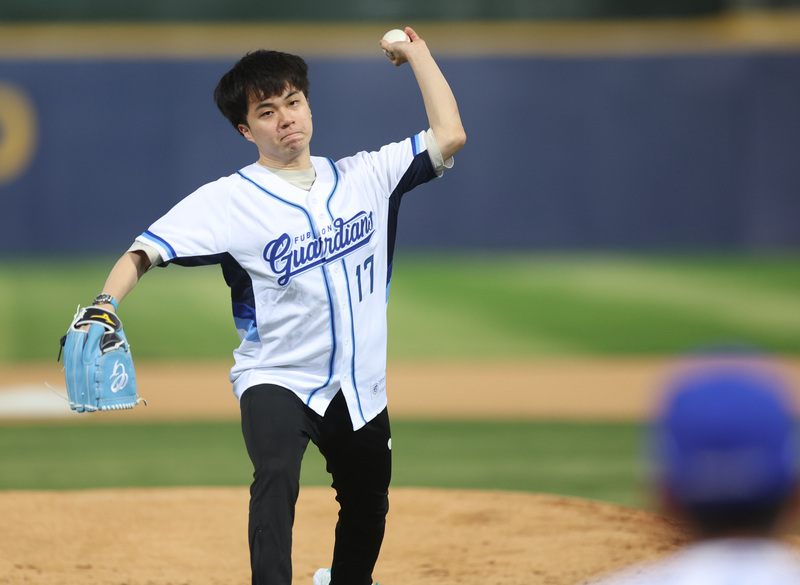 林昀儒為悍將開球 獅領隊蘇泰安化身粉絲