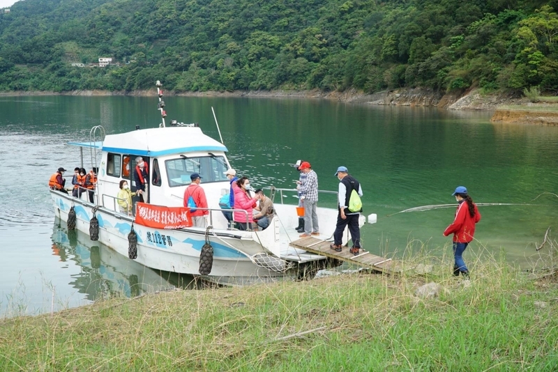 助家屬赴翡翠水庫南側掃墓 翡管局派船接駁