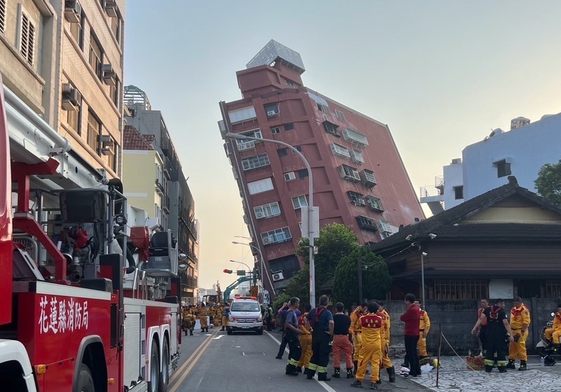 天王星大樓正面傾倒 土木技師：典型軟腳建築