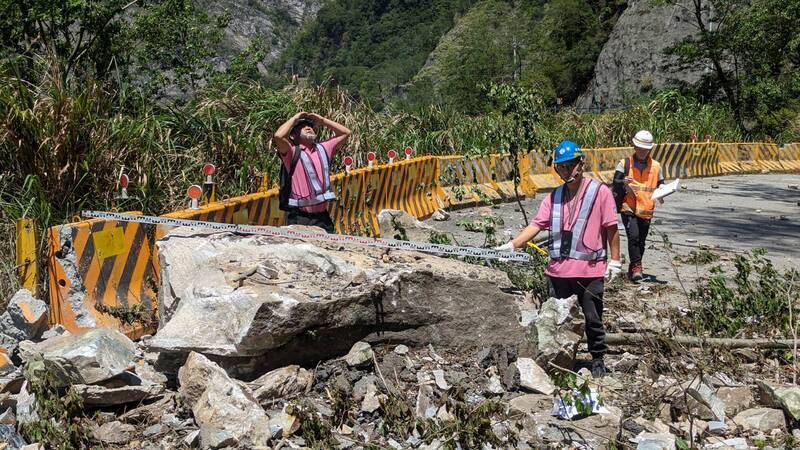 中橫便道13處落石嚴重 谷關工務段東西兩端推進搶修
