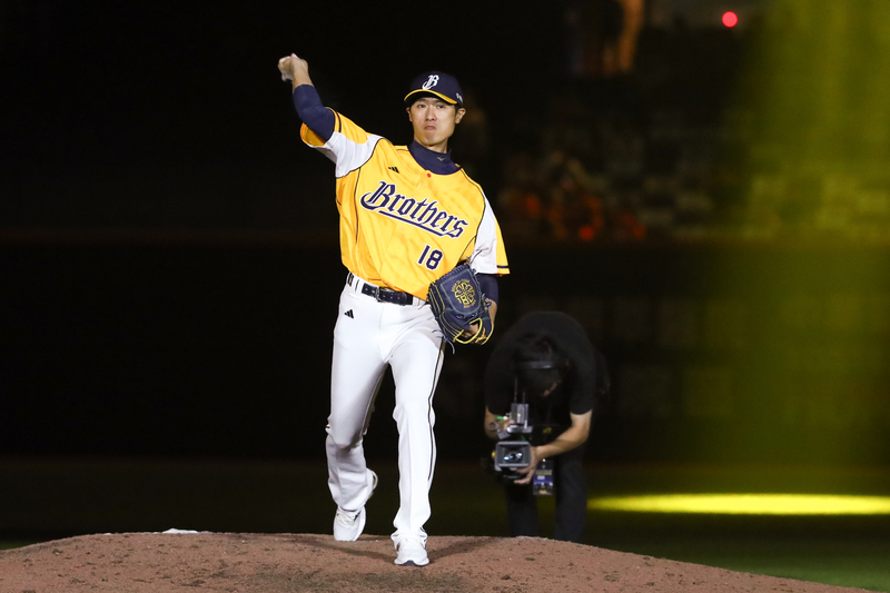 官大元大巨蛋引退式 披黃衫淚崩投出最後一球