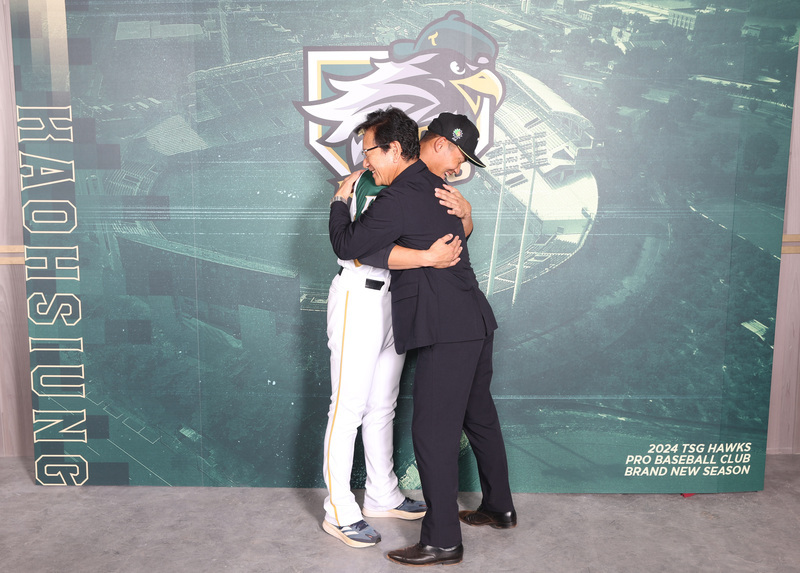 台鋼雄鷹主場開幕 栗山英樹與愛徒王柏融相見歡