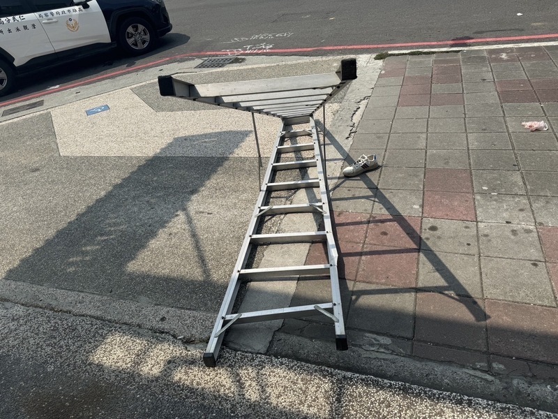 高雄工人掛布條跌落工作梯 頭部撞擊地面不治