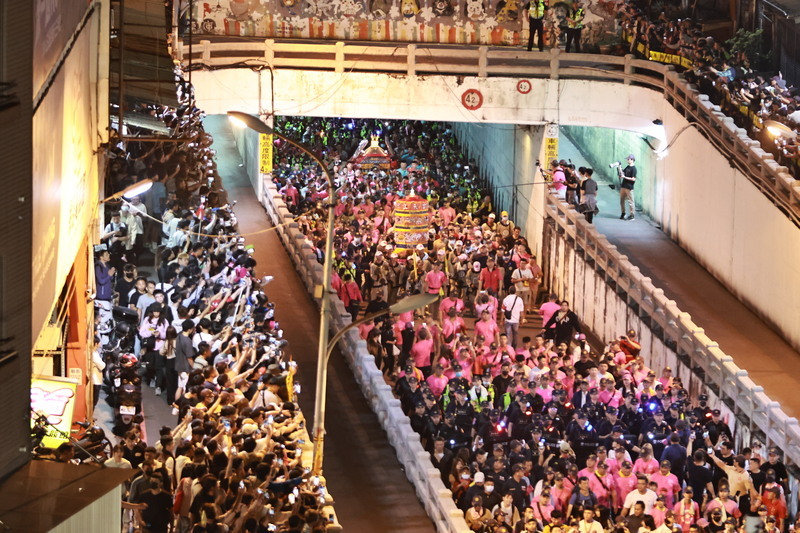 顏清標扛轎大甲媽通過民生路地下道 晚間駐駕福興宮