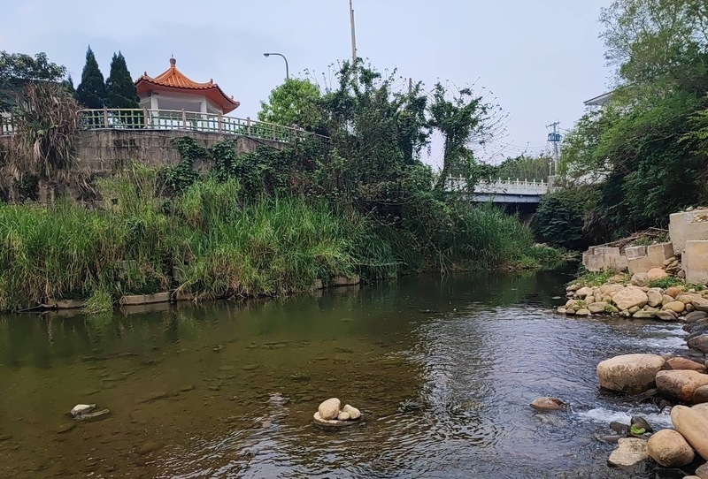 竹縣鳳山溪出現油污 環保局初判是家庭廢水