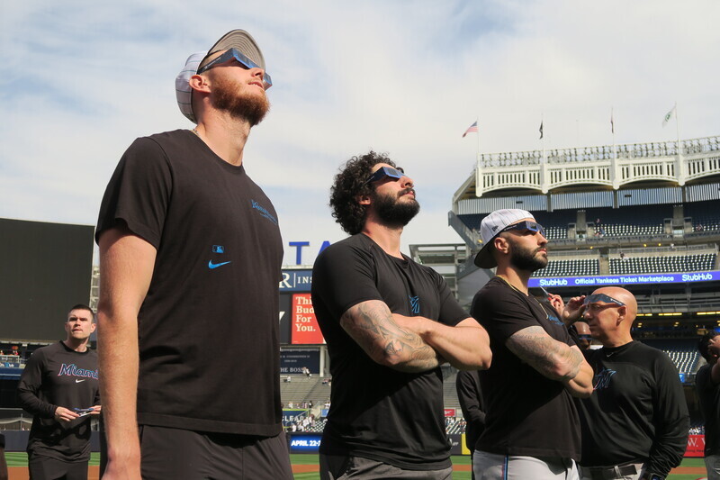 北美日食掀狂熱 洋基賽前球員目睹天文奇景