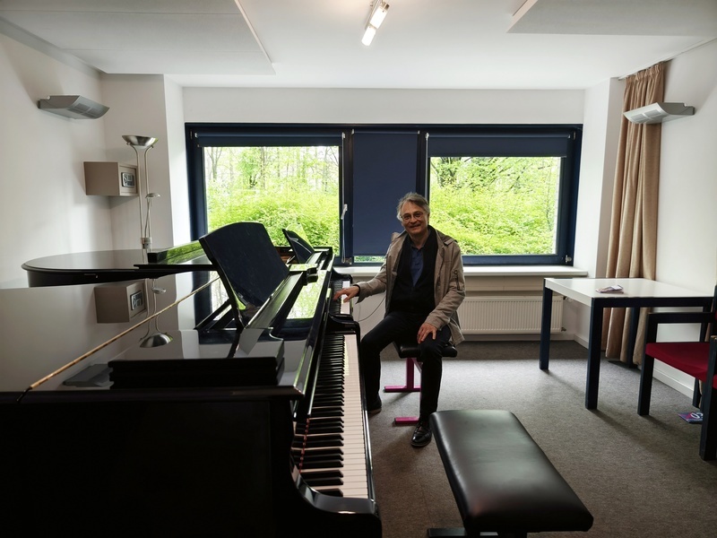 指揮家準．馬寇爾重返母校 勉學子珍惜習樂時光