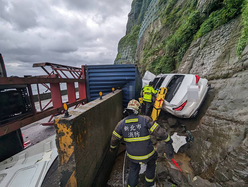 新北瑞芳台2線貨車翻覆撞2車 1車卡山壁3人傷