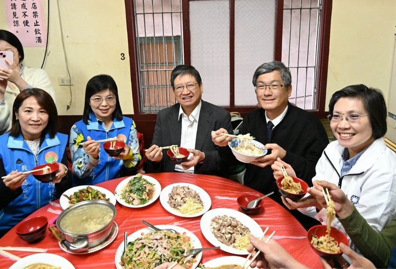 楊長鎮邀楊文科、徐欣瑩嚐粄條 盼恢復消費者信心