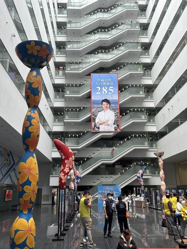 台中慶人口新高 市府高掛盧秀燕肖像挨批造神