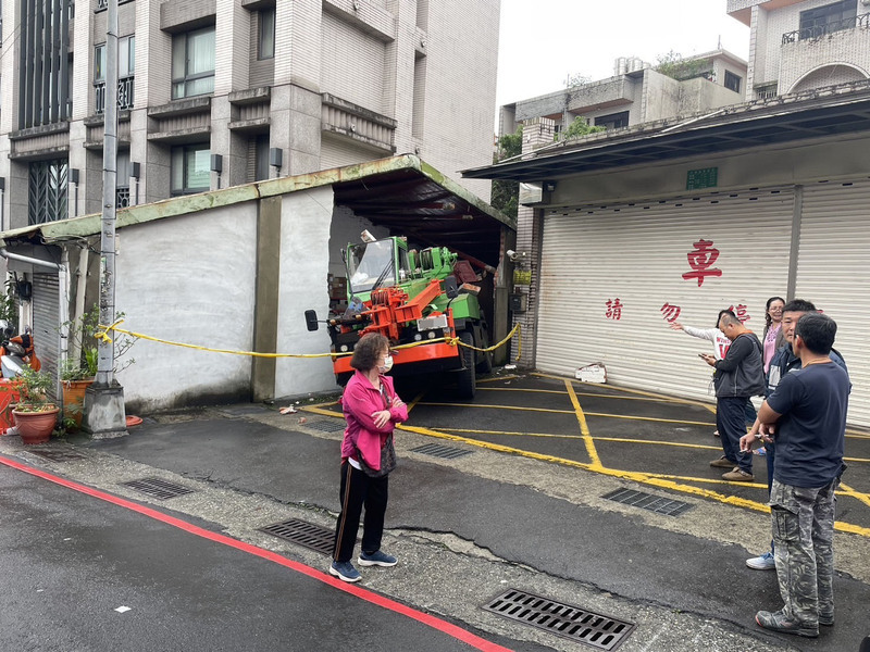 基隆吊車停斜坡下滑撞進雜貨店 差15秒外籍女躲一劫