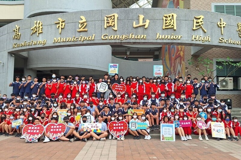 岡山行動戶政進駐5所國中 800國三生興奮領身分證